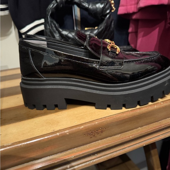 Stuart Weitzman Black Patent Loafers with Gold Detail size 7.5 - Picture 4 of 7